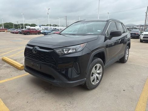Used 2021 Toyota RAV4 LE FWD image 2