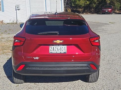 Used 2024 Chevrolet Trax LS w/ LS Convenience Package image 4
