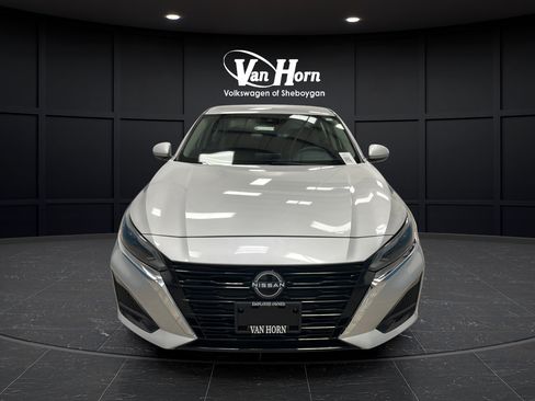 Used 2023 Nissan Altima 2.5 SV FWD image 2