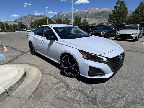 Used 2023 Nissan Altima 2.5 SR AWD/4WD image 2