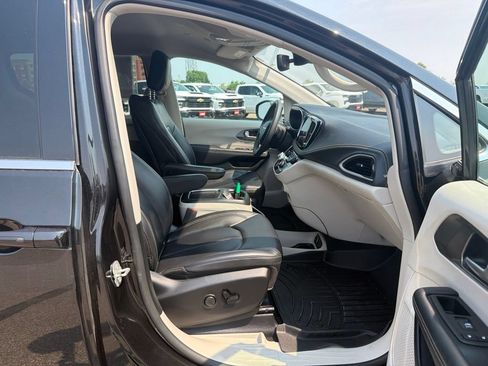 Used 2023 Chrysler Pacifica Touring-L w/ Uconnect Theater Family Group AWD/4WD image 35