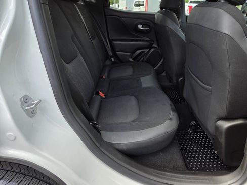 Used 2023 Jeep Renegade Latitude AWD/4WD image 18