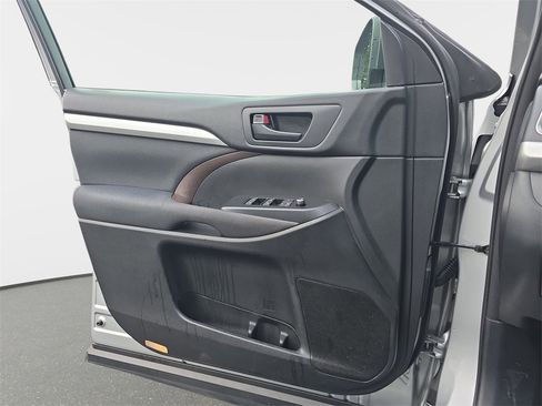Used 2017 Toyota Highlander LE image 30