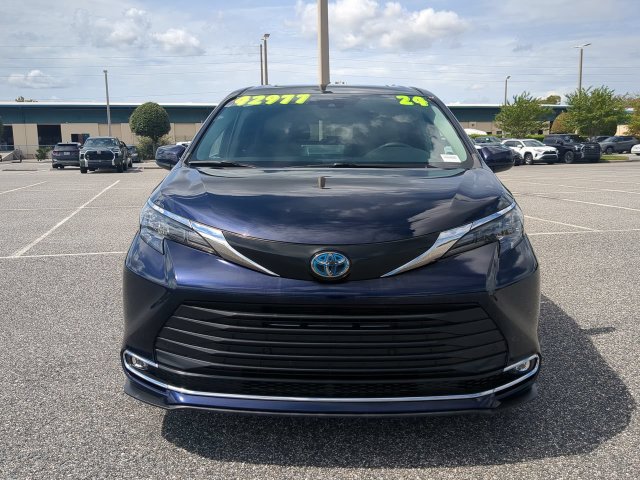Certified 2024 Toyota Sienna XLE FWD image 9