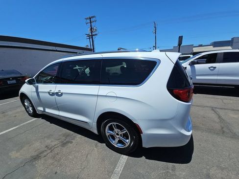 Used 2019 Chrysler Pacifica Touring-L FWD image 4
