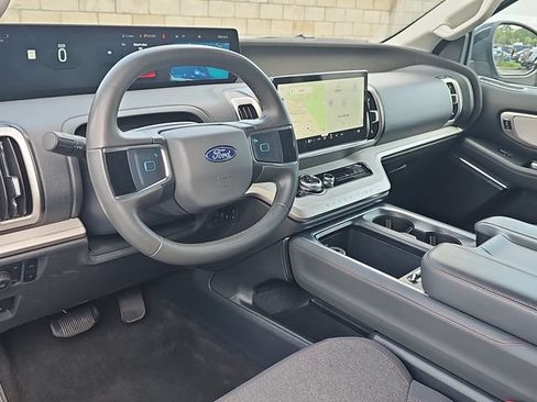 Used 2025 Ford Expedition Max Active AWD/4WD image 18