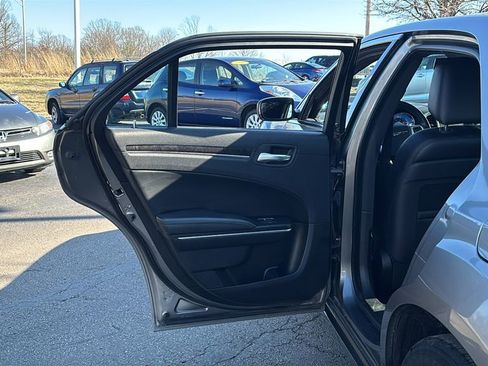 Used 2011 Chrysler 300 Limited image 28