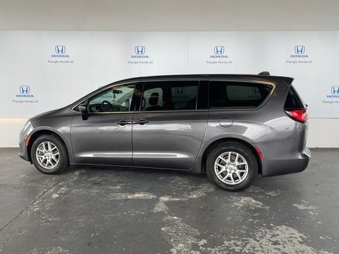 Used 2022 Chrysler Voyager LX image 4