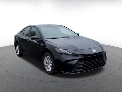 Used 2025 Toyota Camry LE image 3