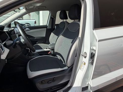 Certified 2025 Volkswagen Taos SE FWD image 12