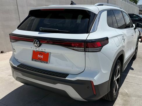 Certified 2025 Volkswagen Tiguan SE FWD image 9