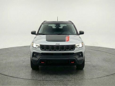 Used 2025 Jeep Compass Trailhawk image 2