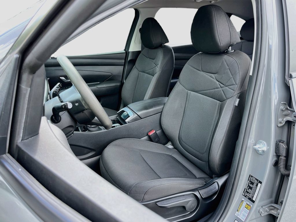 Used 2025 Hyundai Tucson SE FWD image 19