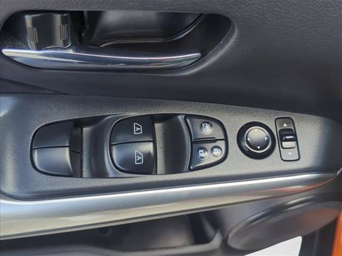 Used 2020 Nissan Kicks SR w/ SR Premium Package FWD image 11