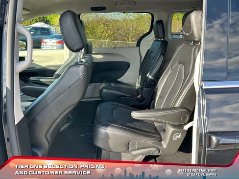 Used 2023 Chrysler Pacifica Touring-L image 11