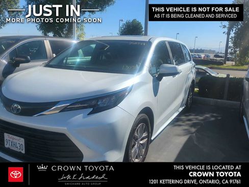 Used 2025 Toyota Sienna XLE image 1