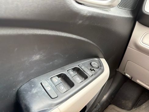 Certified 2024 Hyundai Venue SEL FWD image 28