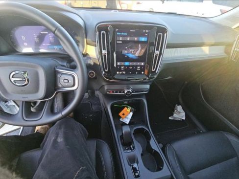 Certified 2025 Volvo XC40 B5 Core image 9