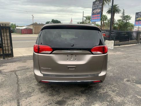 Used 2017 Chrysler Pacifica Touring-L image 39