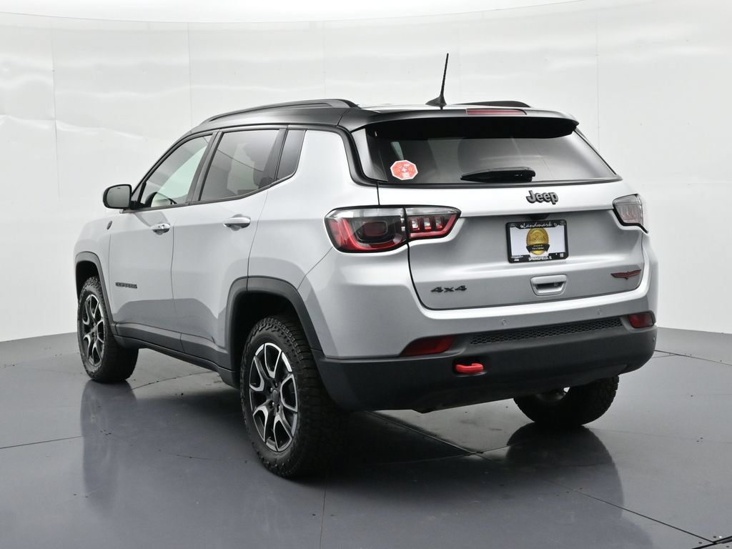 Used 2025 Jeep Compass Trailhawk AWD/4WD image 7
