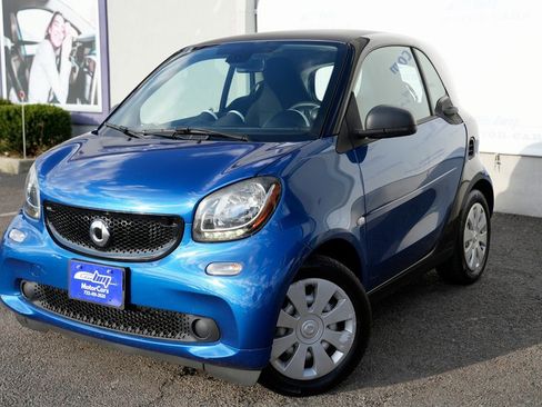 Used 2016 smart fortwo Coupe image 2