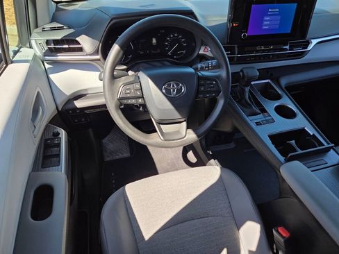 Used 2025 Toyota Sienna LE image 7