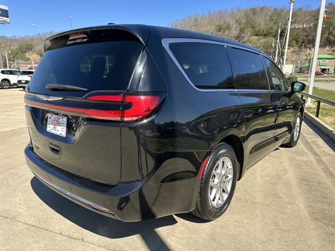 Used 2024 Chrysler Pacifica Touring-L FWD image 4