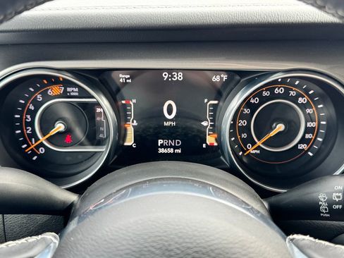 Used 2018 Jeep Wrangler Unlimited Sahara AWD/4WD image 22