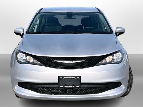 Used 2022 Chrysler Voyager LX image 3