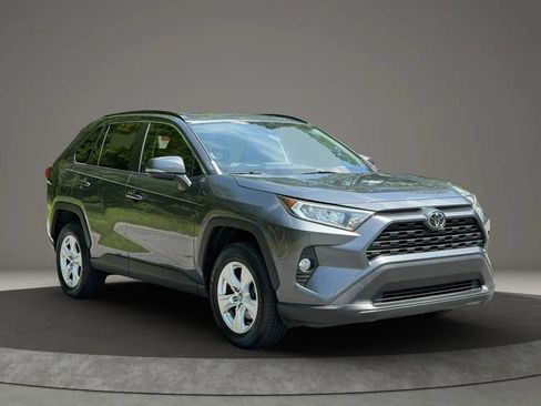 Used 2019 Toyota RAV4 XLE w/ Convenience Package FWD image 3