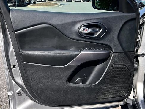 Used 2019 Jeep Cherokee Latitude Plus FWD image 24