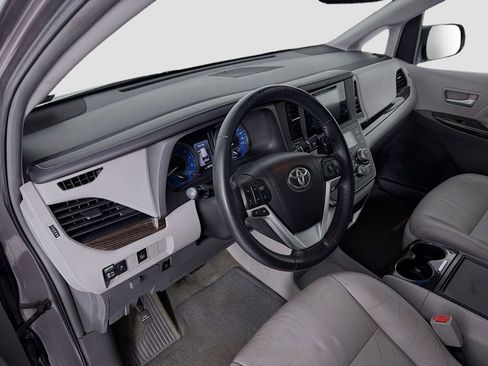 Used 2015 Toyota Sienna XLE image 9