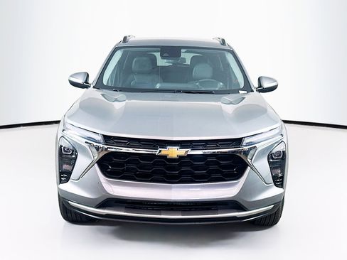 Used 2025 Chevrolet Trax LT image 2