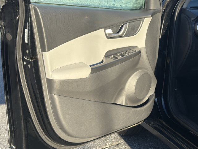Used 2023 Hyundai Kona Limited FWD image 12