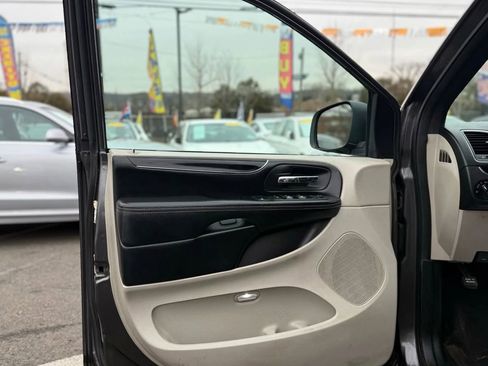 Used 2019 Dodge Grand Caravan SXT image 10