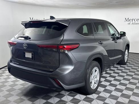 Used 2023 Toyota Highlander LE FWD image 7