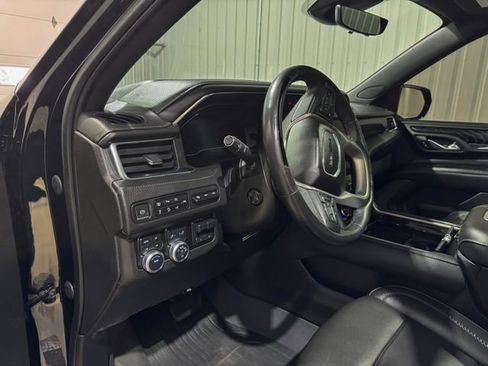 Used 2023 GMC Yukon Denali w/ Advanced Technology Package image 12