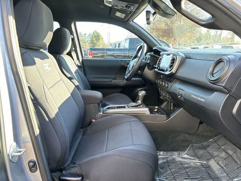 Used 2021 Toyota Tacoma TRD Off-Road image 5