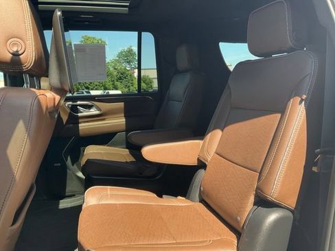 Used 2023 Chevrolet Suburban High Country w/ Premium Package 2 AWD/4WD image 9