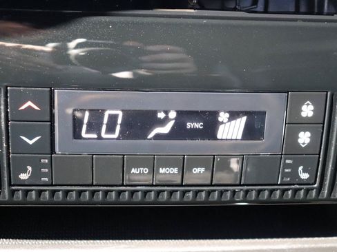 Used 2024 Jeep Wagoneer Series III AWD/4WD image 23