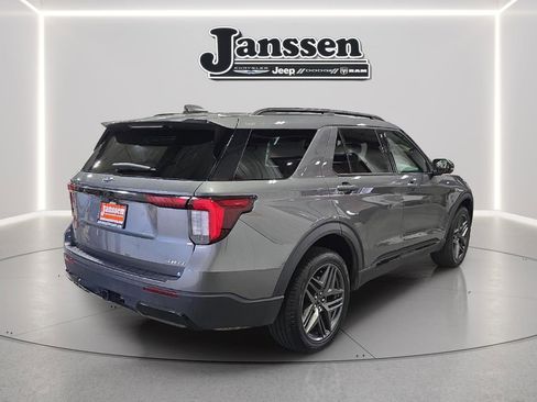 Used 2025 Ford Explorer ST-Line w/ ST-Line Street Pack AWD/4WD image 5