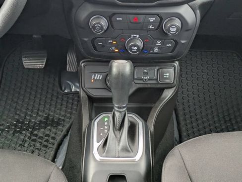 Used 2023 Jeep Renegade Latitude AWD/4WD image 19