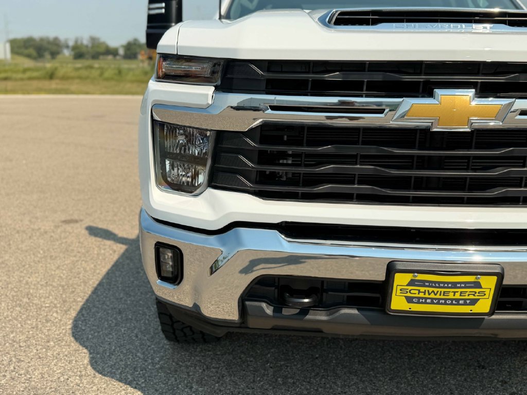 Used 2025 Chevrolet Silverado 2500 LT w/ Convenience Package AWD/4WD image 4