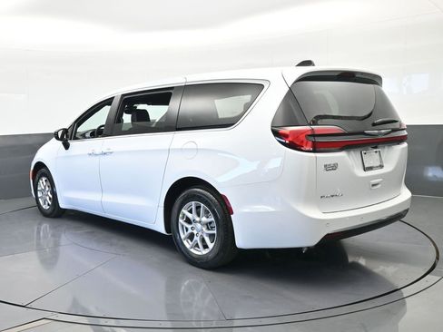 New 2026 Chrysler Pacifica Select image 4