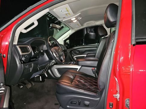 Used 2021 Nissan Titan SV w/ SV Convenience Package image 12