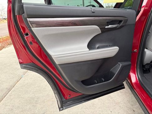 Used 2021 Toyota Highlander Platinum image 13