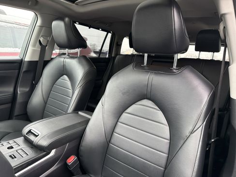 Used 2024 Toyota Highlander XLE image 8