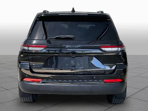 Used 2023 Jeep Grand Cherokee Altitude AWD/4WD image 5
