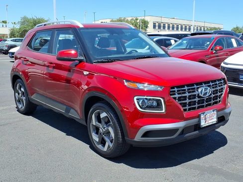 Used 2025 Hyundai Venue Limited FWD image 7