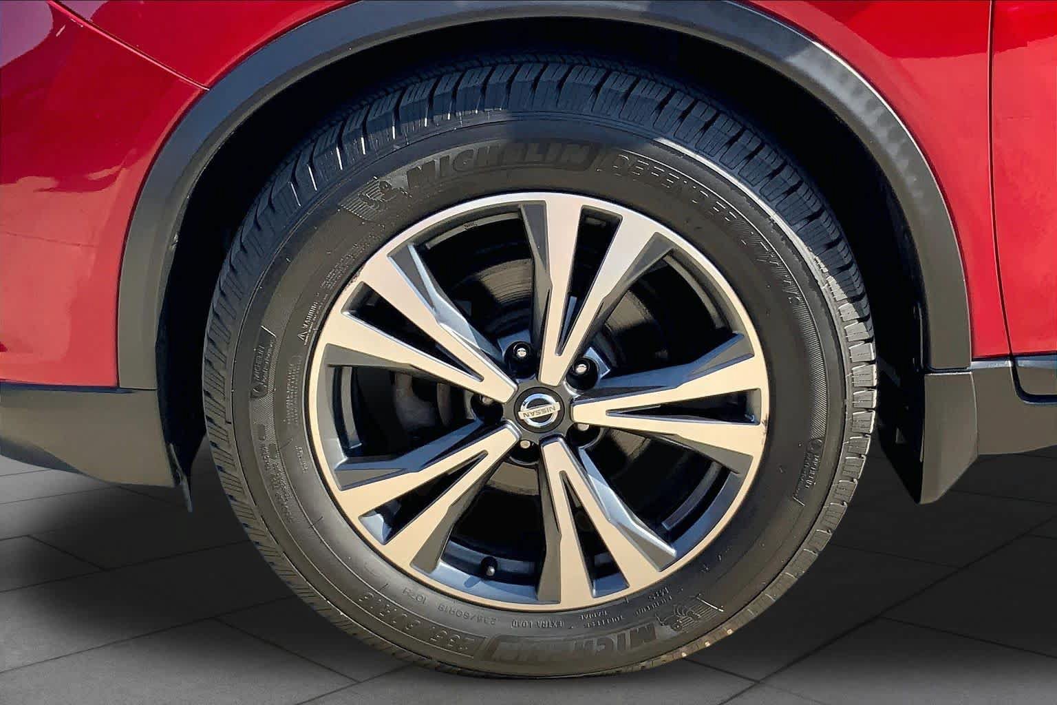 Used 2017 Nissan Rogue SL w/ SL Premium Package FWD image 11
